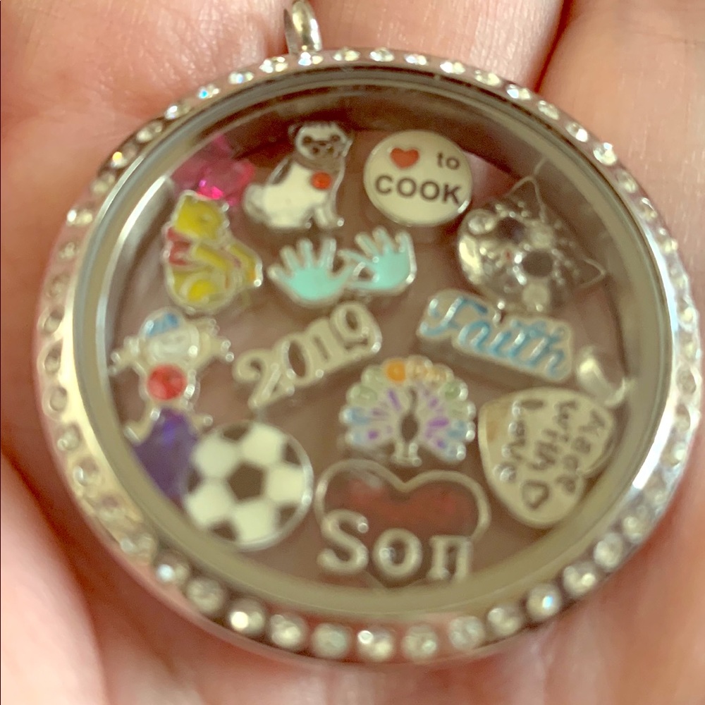 XXL FLOATING LOCKET W/CHAIN,12 CHARMS, 8 CRYSTALS